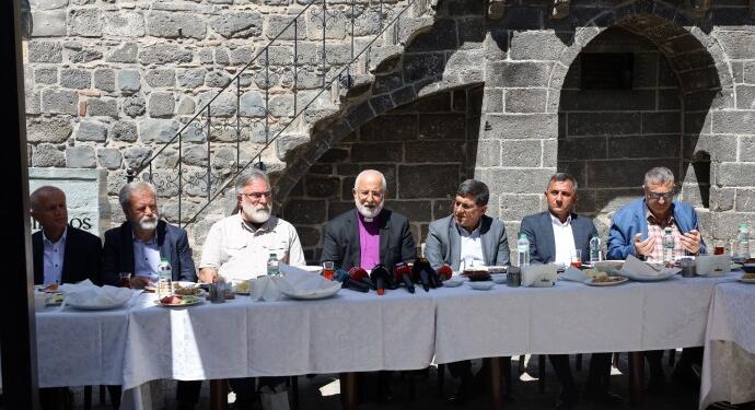 Amed’te farklı inançtan isimler aynı sofrada buluştu