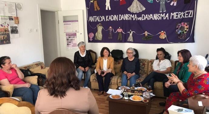 Ev işçisi kadınlar siyasi partilerden yasal güvence istiyor