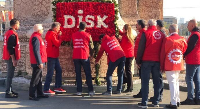 DİSK Taksim Anıtı’na çelenk bıraktı