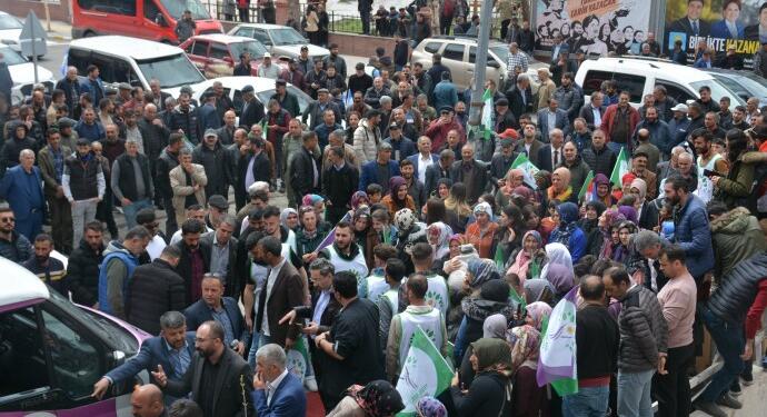 Yeşil Sol Parti büro açılışına katılan sanatçılara gözaltı