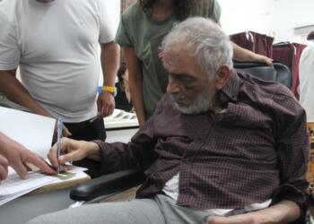 Felçli yurttaş sandık başında: Bu seçim son şans