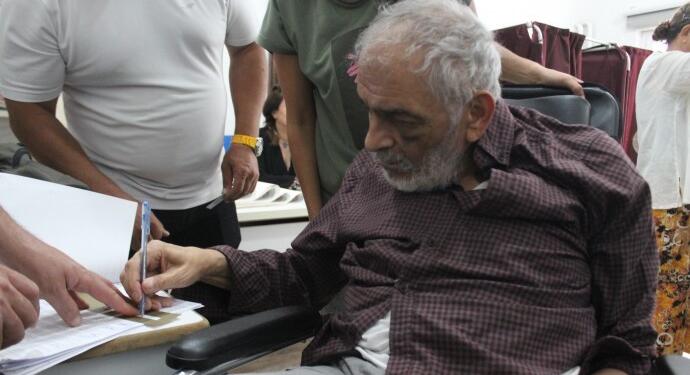 Felçli yurttaş sandık başında: Bu seçim son şans