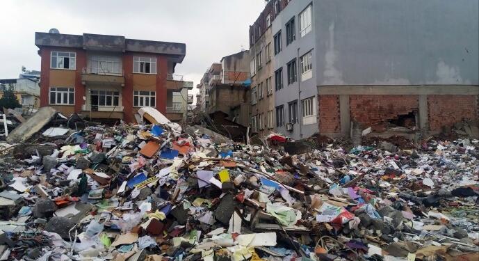 400 hasarlı okulda eğitim: Travma yaşamış çocuklar 5’inci katlarda derse girecek