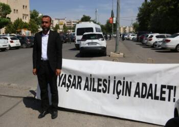 Riha’da konvoyun önünü kesen seçmen: Oylarımız o annenin hatırı için