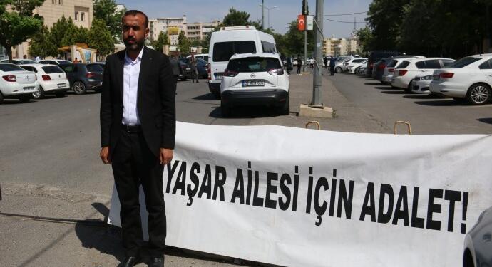 Riha’da konvoyun önünü kesen seçmen: Oylarımız o annenin hatırı için