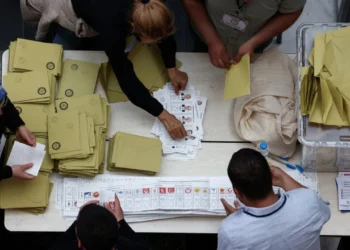 Aydın, sanatçı ve yazarlar imza kampanyası başlattı: Oy ver gitsin, bu karanlık bitsin