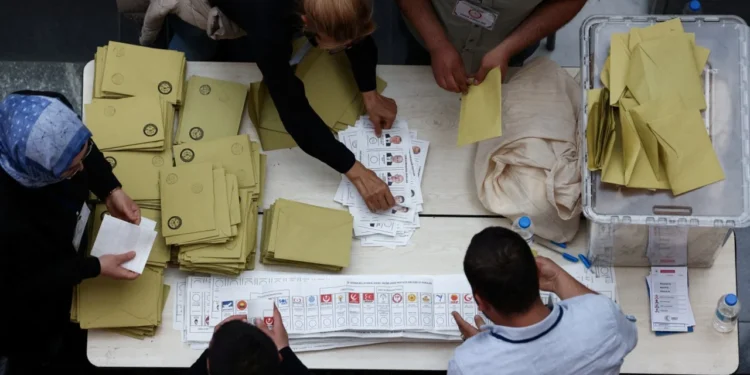 Aydın, sanatçı ve yazarlar imza kampanyası başlattı: Oy ver gitsin, bu karanlık bitsin