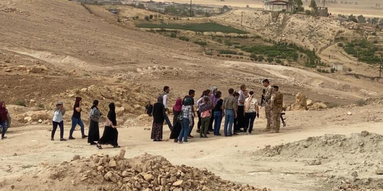 Irak ordusu yine Mexmur Kampı’nı kuşatmaya çalışıyor: Halk hendekleri elleriyle kapattı
