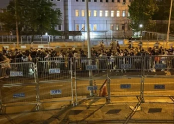 Amed’de il seçim kurulu önünde yüzlerce kişilik kuyruk