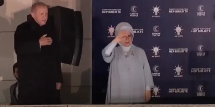 Oy sayımları devam ederken Erdoğan balkona çıktı