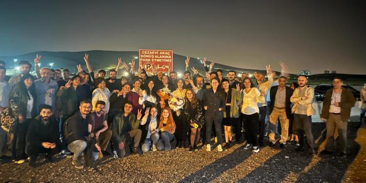 Gazeteciler cezaevinden çıktı