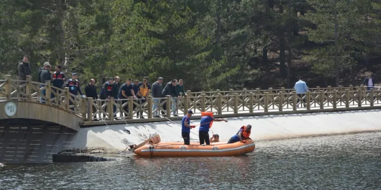 Gölete düşen öğrenciyi kurtarmak isteyen 4 kişi yaşamını yitirdi