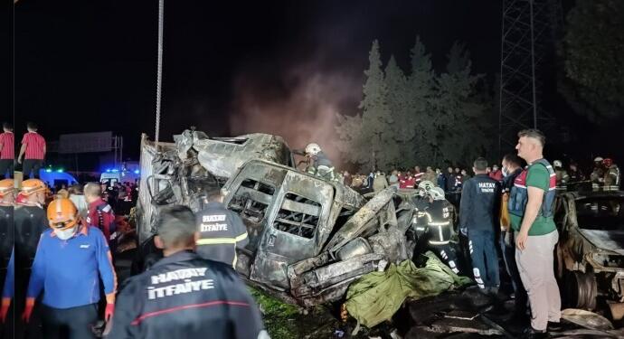Hatay’da kamyon kalabalığa daldı: 12 kişi yaşamını yitirdi