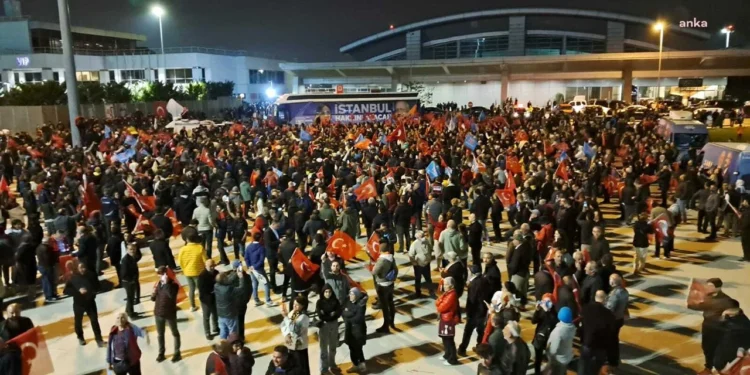 İstanbullular İmamoğlu’nu karşılamak için havalimanında
