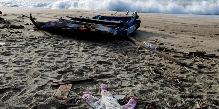 Mikonos açıklarında bir mülteci gemisi battı: En az 12 kişi kayıp