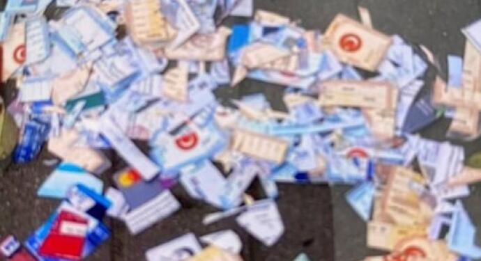 Pendik’te okul yakınındaki çöpte yırtılmış kimlikler bulundu