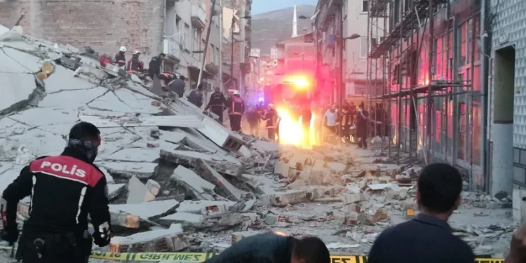 Meletî’de ağır hasarlı bina çöktü: Bir kişi aranıyor