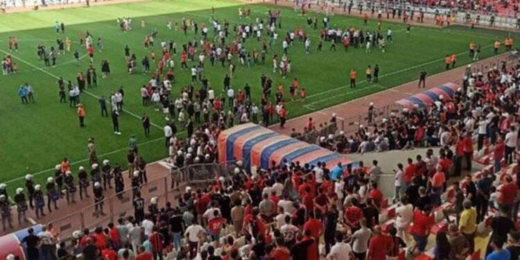 Tribünler Nebati’yi protesto etti: Meclis’te Hizbullah istemiyoruz
