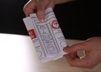 Birçok sandıkta usulsüzlük: YSK, Yeşil Sol Parti’nin oylarını farklı partilere dağıtmış!