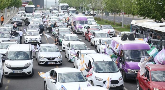 Amed’de yüzlerce araçlık konvoya halktan yoğun destek