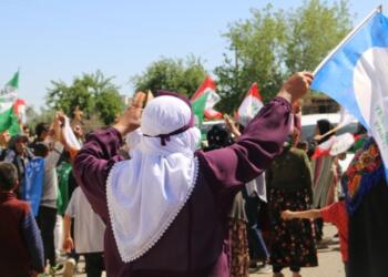 Yeşil Sol, Agirê’den İzmir’e kapı kapı gezerek çalışmalarını sürdürdü