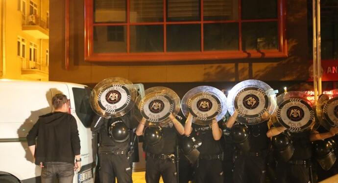 YSK önünde nöbete başlayan 10 kişi gözaltına alındı