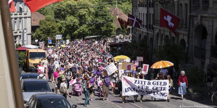 İsviçre’de grevde olan yüzbinlerce kadın ‘Jin, jiyan, azadî’ sloganında buluştu