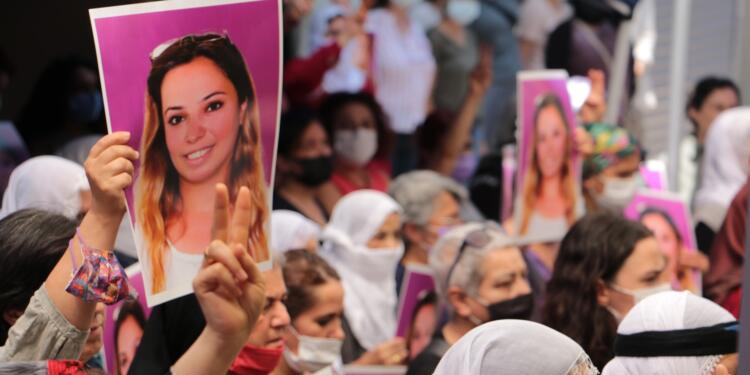 Deniz Poyraz’ın babası hakkında açılan davayı eleştiren gazeteci beraat etti