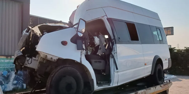 Sporcuları taşıyan minibüs kamyona çarptı: 1 ölü, 16 yaralı