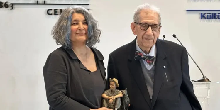 Ayşegül Devecioğlu, Sait Faik Hikaye Armağanı’nı aldı