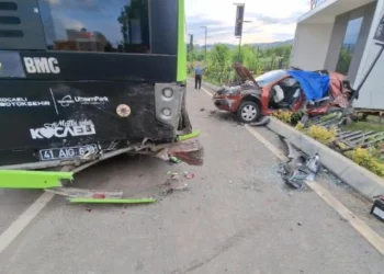 İzmit’te otomobil, halk otobüsüne çarptı: 3 ölü 3 yaralı