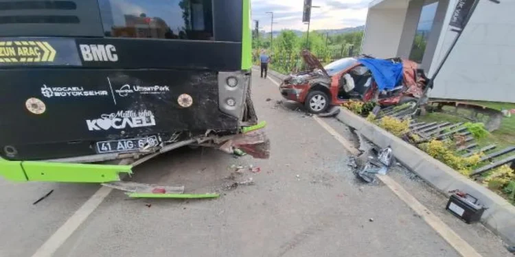 İzmit’te otomobil, halk otobüsüne çarptı: 3 ölü 3 yaralı