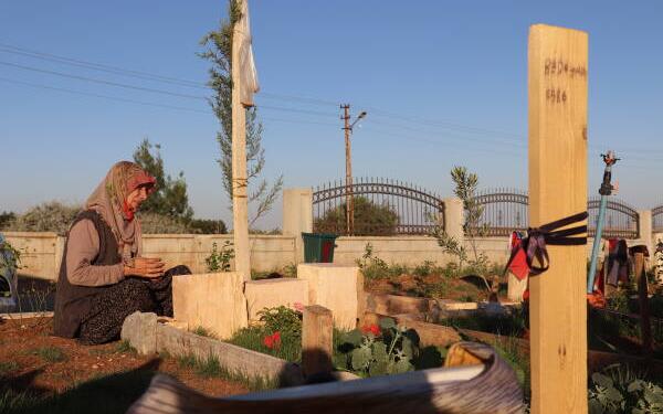 Depremzeler bayramı mezarlıklarda karşılıyor: Üzüntümüz de öfkemiz de diri