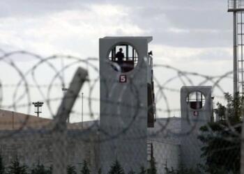 Pencerenin üzerindeki tel örgüleri aralayan tutuklulara dava