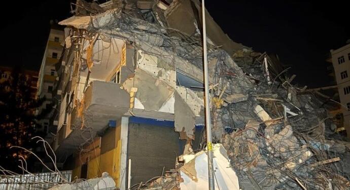 Amed’de ağır hasarlı bina çöktü