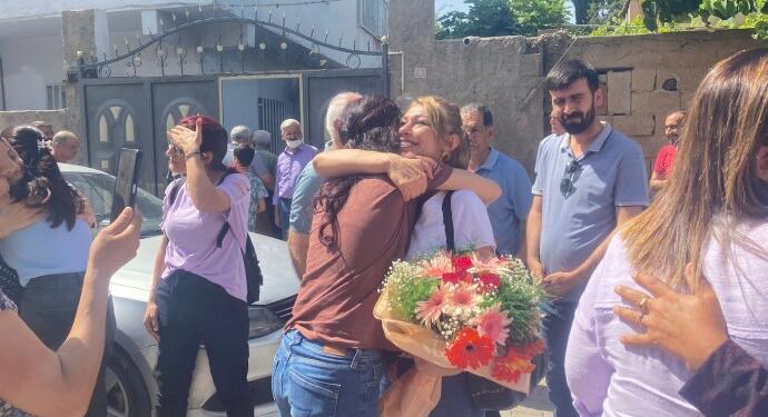 Yağız 13 yıl sonra memleketinde çiçeklerle karşılandı