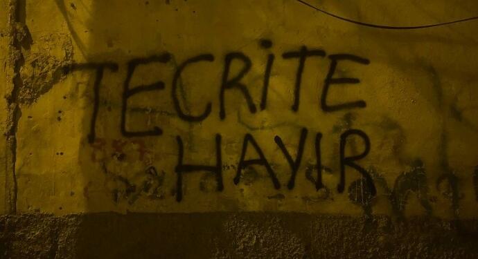 Gençler yazılamalarla ‘tecriti’ protesto etti