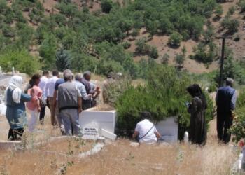 Amed ve İzmir’de mezarlık ziyaretleri