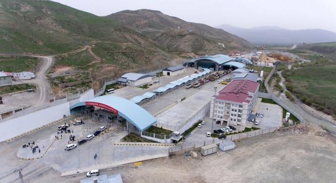 Rüşvet operasyonunda 4’ü polis 13 kişi tutuklandı