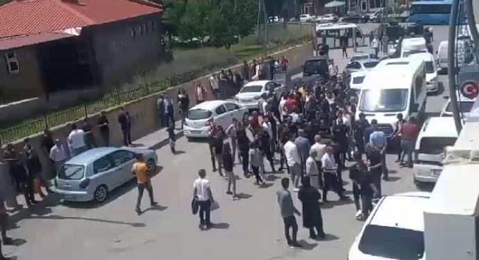 Mûş’ta tutuklanmaları protesto eden gruba saldırı: 4 gözaltı