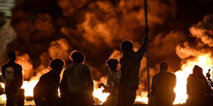 Fransa’da öfke dinmiyor: Toplu taşıma seferleri durduruldu