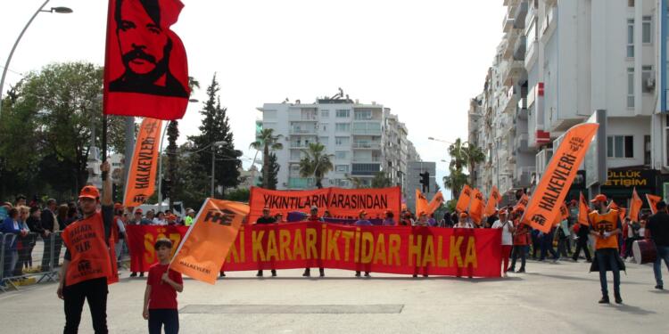 Mahir Çayan flaması taşıyan liseliye şafak operasyonu