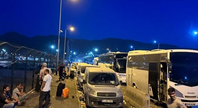 Eşyalarına el konulan binlerce kişi sınırda bekletiliyor