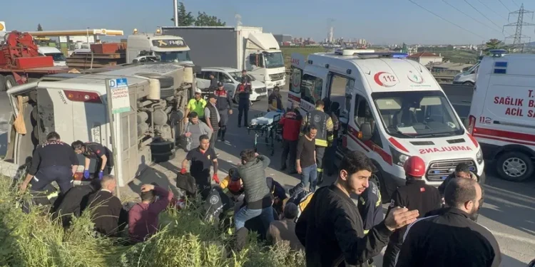 İşçi servisi TIR’a çaprtı: 13 işçi yaralı