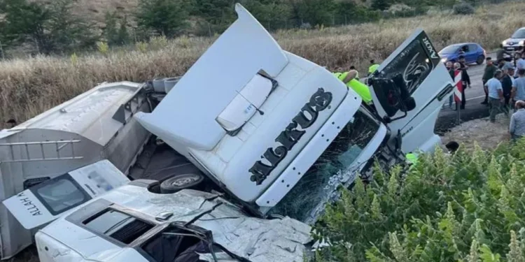 Dîlok’ta zincirleme kaza: 3 ölü, 5 yaralı
