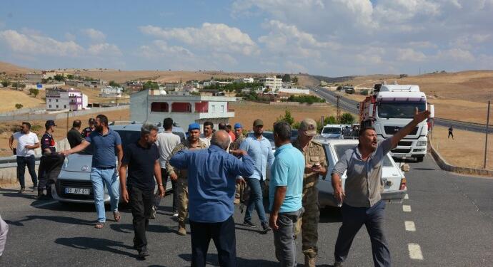 Elektrik kesintilerini yolu trafiğe kapatarak protesto ettiler