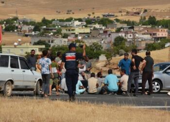 Yol kapama eyleminden sonra mahallelere elektrik verildi