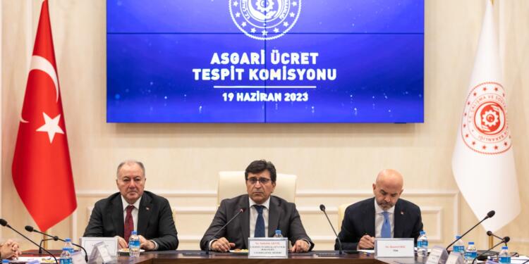 Asgari ücret 11 bin 402 lira oldu