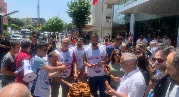 Karşıyaka Belediyesi çalışanlarından simitli protesto