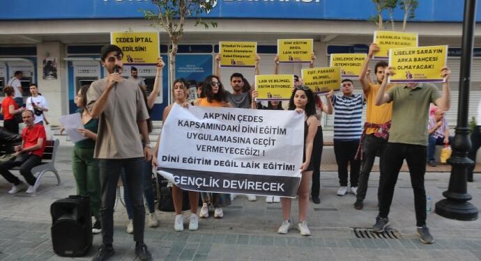 Okullarda din görevlisi uygulamasına karşı imza kampanyası